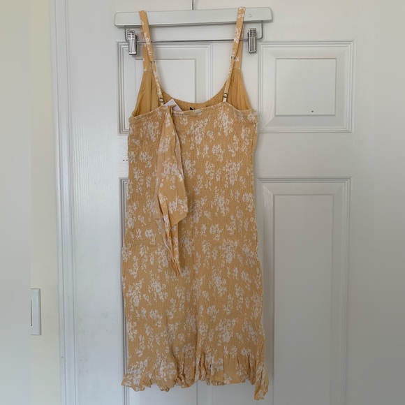 Yellow and white patterned summer dress with matching headscarf - Picture 3 of 3